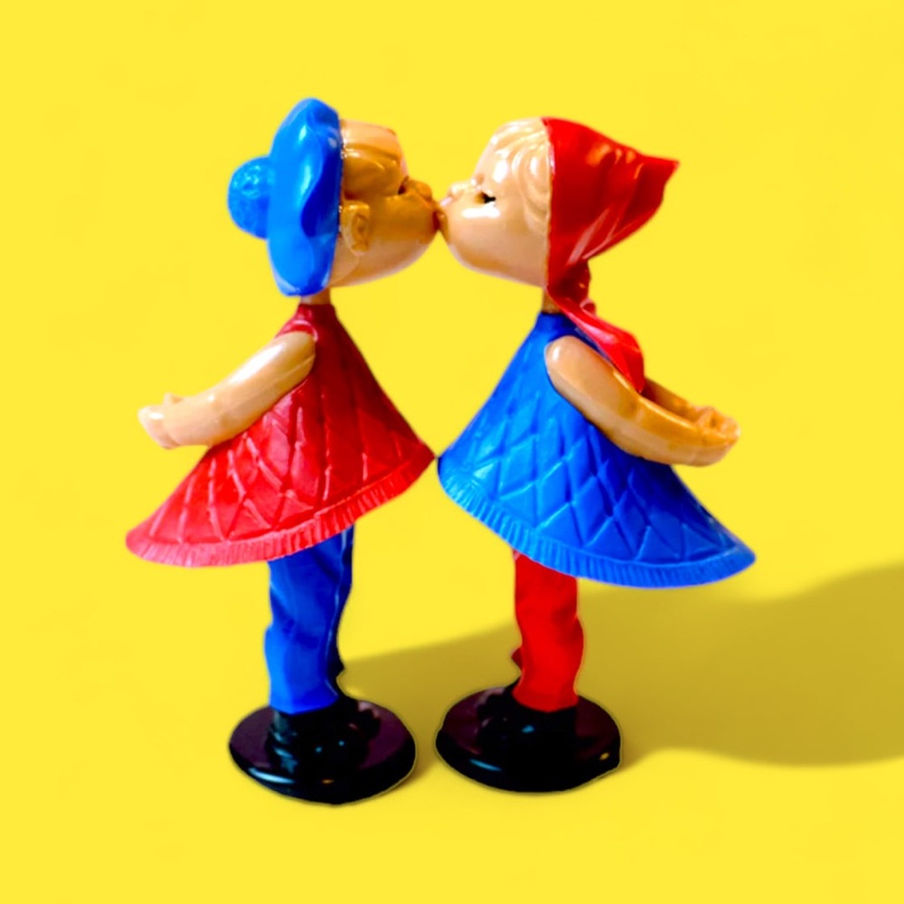 Vintage 1960’s BGM Magneto Kissing Dolls W.Germany perfect for Valentine’s Day - Picture 2 of 5